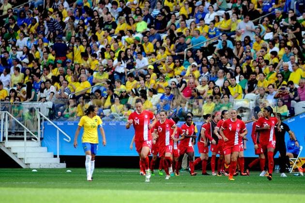 Rio 2016, Fußball Damen Spiel um Platz 3, Brasilien - Kanada The Canadian players celebrate a goal against Brazil s Mata (L) during their Olympic Games Olympische Spiele Olympia OS Rio 2016 Women s Bronze Medal match at the Corinthans Arena in Sao Paulo, Brazil, 19 August 2016. BRAZIL OUT WOMEN S BRONZE MEDAL MATCH BRAZIL VS. CANADA !ACHTUNG: NUR REDAKTIONELLE NUTZUNG!  RIO013 20160819-636072332858859178