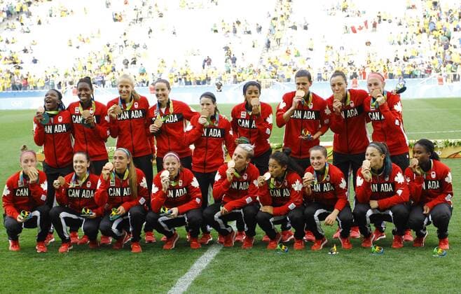 Rio 2016, Fußball Damen Spiel um Platz 3, Brasilien - Kanada Olimp?ada Rio 2016 Futebol SP SÃO PAULO, SP - 19.08.2016: OLIMPÍADA RIO 2016 FUTEBOL SP - Team Canada celebrates and receives bronze medal during the match between Brazil (BRA) x Canada (CAN), vying for the bronze Olympic Football Female, Rio 2016, held at the Arena Corinthians Olympics, the host city of São Paulo. (Photo: Aloisio Mauricio Fotoarena) x1190332x  AloisioxMauricio