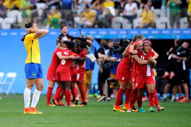 Rio 2016, Fußball Damen Spiel um Platz 3, Brasilien - Kanada The Canadian players celebrate their victory and the bronze medal against Brazil after their Olympic Games Olympische Spiele Olympia OS Rio 2016 Women s match at the Corinthans Arena in Sao Paulo, Brazil, 19 August 2016. BRAZIL OUT WOMEN S BRONZE MEDAL MATCH BRAZIL VS. CANADA !ACHTUNG: NUR REDAKTIONELLE NUTZUNG!  RIO013 20160819-636072377438765805