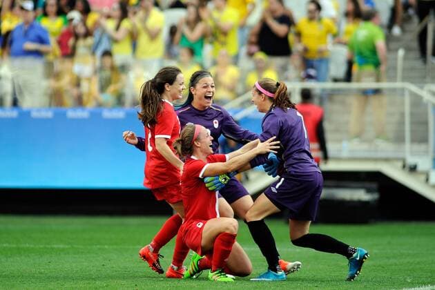 Rio 2016, Fußball Damen Spiel um Platz 3, Brasilien - Kanada The Canadian players celebrate their victory and the bronze medal against Brazil after their Olympic Games Olympische Spiele Olympia OS Rio 2016 Women s match at the Corinthans Arena in Sao Paulo, Brazil, 19 August 2016. BRAZIL OUT WOMEN S BRONZE MEDAL MATCH BRAZIL VS. CANADA !ACHTUNG: NUR REDAKTIONELLE NUTZUNG!  RIO013 20160819-636072378113579497