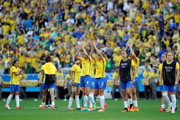 Rio 2016, Fußball Damen Spiel um Platz 3, Brasilien - Kanada The Brazilian players greets their supporters after losing the bronze medal against Canada after their Olympic Games Olympische Spiele Olympia OS Rio 2016 Women s match at the Corinthans Arena in Sao Paulo, Brazil, 19 August 2016. BRAZIL OUT WOMEN S BRONZE MEDAL MATCH BRAZIL VS. CANADA !ACHTUNG: NUR REDAKTIONELLE NUTZUNG!  RIO013 20160819-636072387087951833