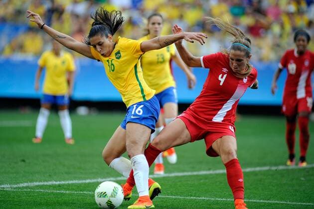 Rio 2016, Fußball Damen Spiel um Platz 3, Brasilien - Kanada Brazilian player Beatriz (L) goes for a header against Shelina Zadorski (R) of Canada during their Olympic Games Olympische Spiele Olympia OS Rio 2016 Women s Bronze Medal match at the Corinthans Arena in Sao Paulo, Brazil, 19 August 2016. BRAZIL OUT WOMEN S BRONZE MEDAL MATCH BRAZIL VS. CANADA !ACHTUNG: NUR REDAKTIONELLE NUTZUNG!  RIO006 20160819-636072391283215833