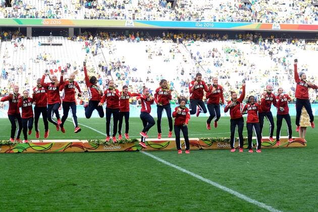 Rio 2016, Fußball Damen Spiel um Platz 3, Brasilien - Kanada The Canadian players celebrate their victory and the bronze medal against Brazil after their Olympic Games Olympische Spiele Olympia OS Rio 2016 Women s match at the Corinthans Arena in Sao Paulo, Brazil, 19 August 2016. Canada won 2-1 against Brazil. BRAZIL OUT WOMEN S BRONZE MEDAL MATCH BRAZIL VS. CANADA !ACHTUNG: NUR REDAKTIONELLE NUTZUNG!  RIO013 20160819-636072410814379778