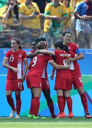 Rio 2016, Fußball Damen Spiel um Platz 3, Brasilien - Kanada (160819) -- RIO DE JANEIRO, Aug. 19, 2016 -- Players of Canada celebrate scoring during the women s football bronze medal match between Brazil and Canada at the 2016 Rio Olympic Games Olympische Spiele Olympia OS in Rio de Janeiro, Brazil, on Aug. 19, 2016. Canada beat Brazil with 2:1. )(dh) (SP)BRAZIL-RIO DE JANEIRO-OLYMPICS-FOOTBALL LixMing 