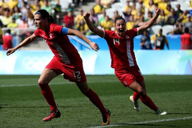 Rio 2016, Fußball Damen Spiel um Platz 3, Brasilien - Kanada (160819) -- RIO DE JANEIRO, Aug. 19, 2016 -- Christine Sinclair of Canada (L) celebrates scoring during the women s football bronze medal match between Brazil and Canada at the 2016 Rio Olympic Games Olympische Spiele Olympia OS in Rio de Janeiro, Brazil, on Aug. 19, 2016. Canada beat Brazil with 2:1. )(dh) (SP)BRAZIL-RIO DE JANEIRO-OLYMPICS-FOOTBALL LixMing 