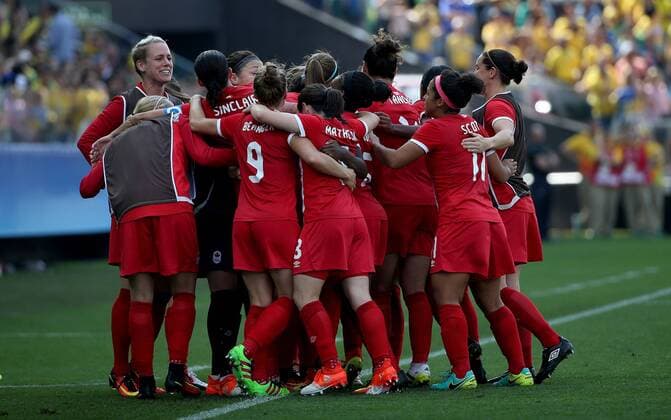 Rio 2016, Fußball Damen Spiel um Platz 3, Brasilien - Kanada (160819) -- RIO DE JANEIRO, Aug. 19, 2016 -- Players of Canada celebrate scoring during the women s football bronze medal match between Brazil and Canada at the 2016 Rio Olympic Games Olympische Spiele Olympia OS in Rio de Janeiro, Brazil, on Aug. 19, 2016. Canada beat Brazil with 2:1. )(dh) (SP)BRAZIL-RIO DE JANEIRO-OLYMPICS-FOOTBALL LixMing 
