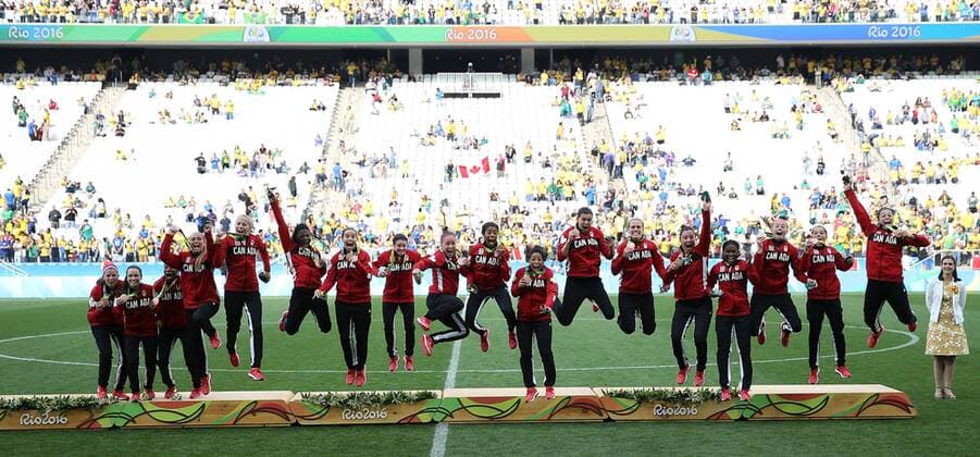 Rio 2016, Fußball Damen Spiel um Platz 3, Brasilien - Kanada (160819) -- RIO DE JANEIRO, Aug. 19, 2016 -- Players of Canada celebrate at the awarding ceremony of the women s football bronze medal match between Brazil and Canada at the 2016 Rio Olympic Games Olympische Spiele Olympia OS in Rio de Janeiro, Brazil, on Aug. 19, 2016. Canada beat Brazil with 2:1. )(dh) (SP)BRAZIL-RIO DE JANEIRO-OLYMPICS-FOOTBALL LixMing 