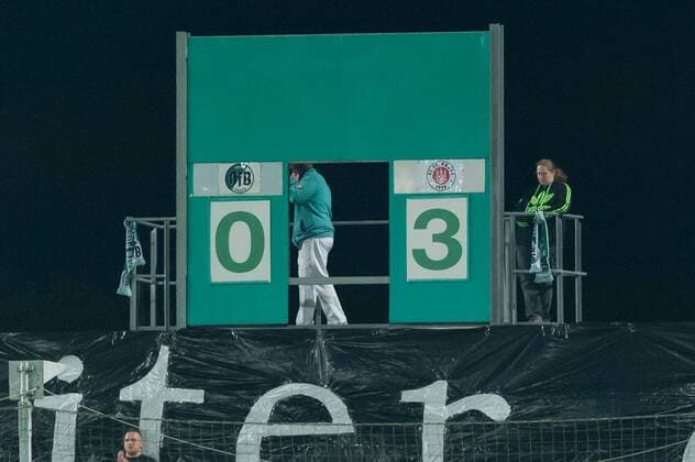 Fußball, Stadiongeschichte VfB Lübeck Die Anzeigetafel zeigt das Ergebnise von 0:3, Nostalgie, Symbolfoto Fussball, Fussball, DFB-Pokal, VfB Lübeck - FC St. Pauli, xobx