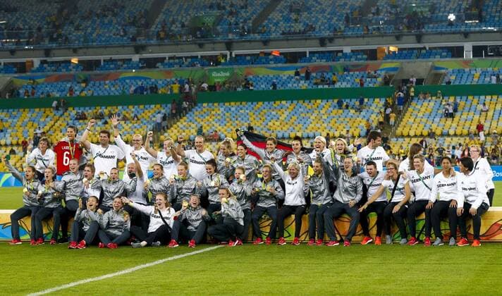 Rio 2016, Fußball, Damen, Deutschland ist Olympiasieger Olympics 2016 Football RJ RIO DE JANEIRO, RJ - 19.08.2016: OLYMPICS 2016 FOOTBALL RJ - Celebration of winning the gold medal of the German seleca during the dispute between Germany (GER) and Sweden (SWE) by the end of the Olympic Women& 39;s Foot Rll Rio Olympics 2016 held at Maracana Stadium in the host city Rio de Janeiro. (Photo: Marco Galvão Fotoarena) x1190692x  MarcoxGalvão