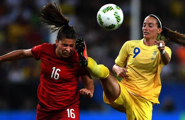 (160819) -- RIO DE JANEIRO, Aug. 19, 2016 -- Germany s Melanie Leupolz (L) vies with Sweden s Kosovare Asllani during the women s gold medal match of Football at the 2016 Rio Olympic Games Olympische Spiele Olympia OS in Rio de Janeiro, Brazil, on Aug. 19, 2016. Germany won the gold medal. ) (xr) (SP)BRAZIL-RIO DE JANEIRO-OLYMPICS-FOOTBALL ChengxMin 