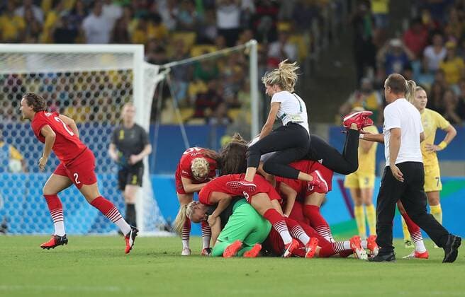 Rio 2016, Fußball, Damen, Deutschland ist Olympiasieger (160819) -- RIO DE JANEIRO, Aug. 19, 2016 -- Germany s players celebrate after the women s gold medal match of football between Germany and Sweden at the 2016 Rio Olympic Games Olympische Spiele Olympia OS in Rio de Janeiro, Brazil, on Aug. 19, 2016. Germany won the gold medal. ) (xr) (SP)BRAZIL-RIO DE JANEIRO-OLYMPICS-FOOTBALL CaoxCan 