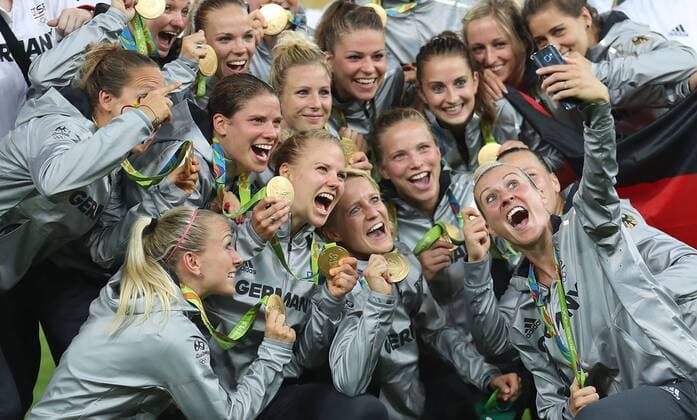 Rio 2016, Rückblick auf olympische Momente Bilder des Tages - SPORT Rio 2016, Fußball, Damen, Deutschland ist Olympiasieger (160819) -- RIO DE JANEIRO, Aug. 19, 2016 -- Germany s players pose for photos after the awarding ceremony for the women s final of football at the 2016 Rio Olympic Games Olympische Spiele Olympia OS in Rio de Janeiro, Brazil, on Aug. 19, 2016. Germany won the gold medal. ) (xr) (SP)BRAZIL-RIO DE JANEIRO-OLYMPICS-FOOTBALL CaoxCan 