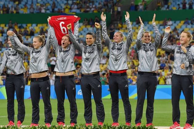 Rio 2016, Fußball, Damen, Deutschland ist Olympiasieger Members of the German team celebrate during the award ceremony for the Women s Football gold medal match in the Maracana Stadium at the 2016 Rio Summer Olympics in Rio de Janeiro, Brazil, on August 19, 2016. Germany won the gold medal 2-1 and Sweden the silver.  OLY201608199906 RichardxEllis