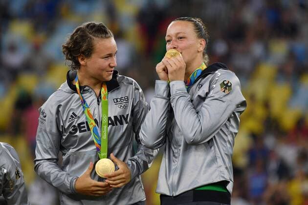 Rio 2016, Fußball, Damen, Deutschland ist Olympiasieger Members of the German team celebrate during the award ceremony for the Women s Football gold medal match in the Maracana Stadium at the 2016 Rio Summer Olympics in Rio de Janeiro, Brazil, on August 19, 2016. Germany won the gold medal 2-1 and Sweden the silver.  OLY201608199907 RichardxEllis