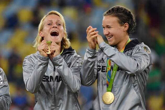 Rio 2016, Fußball, Damen, Deutschland ist Olympiasieger Members of the German team celebrate during the award ceremony for the Women s Football gold medal match in the Maracana Stadium at the 2016 Rio Summer Olympics in Rio de Janeiro, Brazil, on August 19, 2016. Germany won the gold medal 2-1 and Sweden the silver.  OLY201608199908 RichardxEllis