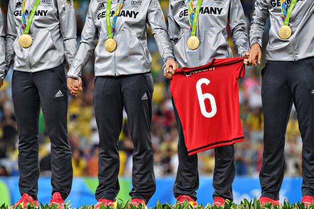 Rio 2016, Fußball, Damen, Deutschland ist Olympiasieger Members of the German team hold hands during the playing of the national anthem during the award ceremony for the Women s Football gold medal match in the Maracana Stadium at the 2016 Rio Summer Olympics in Rio de Janeiro, Brazil, on August 19, 2016. Germany won the gold medal 2-1 and Sweden the silver.  OLY201608199909 RichardxEllis