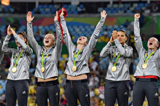 Rio 2016, Fußball, Damen, Deutschland ist Olympiasieger Members of the German team celebrate during the award ceremony for the Women s Football gold medal match in the Maracana Stadium at the 2016 Rio Summer Olympics in Rio de Janeiro, Brazil, on August 19, 2016. Germany won the gold medal 2-1 and Sweden the silver.  OLY201608199911 RichardxEllis