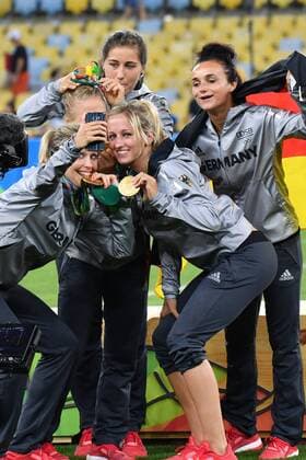 Rio 2016, Fußball, Damen, Deutschland ist Olympiasieger Members of the German team take a selfie showing their gold medals following the award ceremony for the Women s Football gold medal match in the Maracana Stadium at the 2016 Rio Summer Olympics in Rio de Janeiro, Brazil, on August 19, 2016. Germany won the gold medal 2-1 and Sweden the silver.  OLY201608199912 RichardxEllis