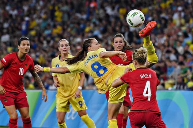 Rio 2016, Fußball Damen Finale, Deutschland - Schweden Lotta Schelin (8) of Sweden high kicks the ball away from Leonie Maier (4) of Germany during play in the Women s Football gold medal match in the Maracana Stadium at the 2016 Rio Summer Olympics in Rio de Janeiro, Brazil, on August 19, 2016. Germany won the gold medal 2-1 and Sweden the silver.  OLY201608199919 RichardxEllis