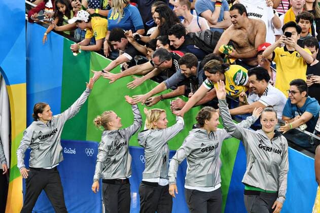 Rio 2016, Fußball, Damen, Deutschland ist Olympiasieger Members of the German team greet spectators as they walk out for the medal ceremony following the Women s Football gold medal match in the Maracana Stadium at the 2016 Rio Summer Olympics in Rio de Janeiro, Brazil, on August 19, 2016. Germany won the gold medal 2-1 and Sweden the silver.  OLY201608199928 RichardxEllis