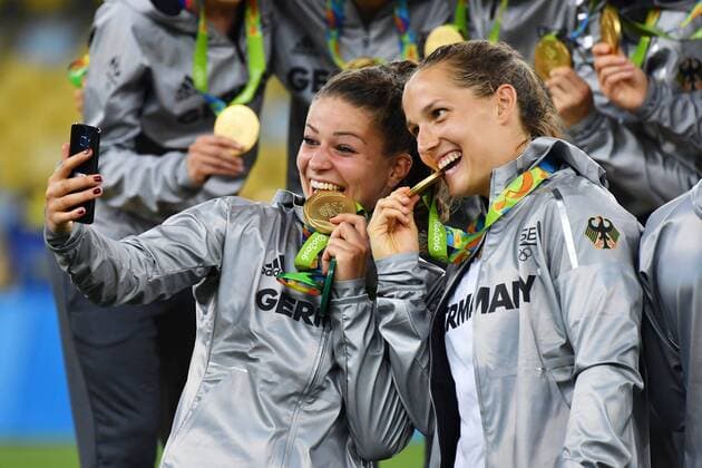 Rio 2016, Fußball, Damen, Deutschland ist Olympiasieger Members of the German team take a selfie showing their gold medals following the award ceremony for the Women s Football gold medal match in the Maracana Stadium at the 2016 Rio Summer Olympics in Rio de Janeiro, Brazil, on August 19, 2016. Germany won the gold medal 2-1 and Sweden the silver.  OLY201608199929 RichardxEllis