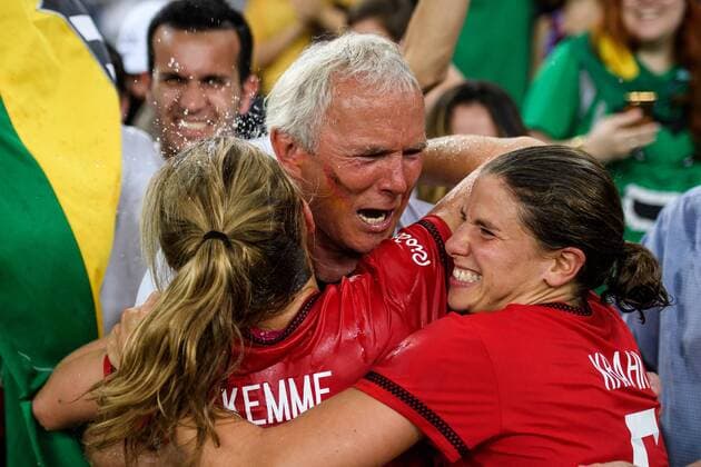 Rio 2016, Fußball, Damen, Deutschland ist Olympiasieger Annike Krahn (GER 5) und Tabea Kemme (GER 12) feiern mit einem Fan im Finale bei den olympischen Sommerspiele 2016 am 19.08.2016, Rio de Janeiro Copyright: xSchülerx xEibner-Pressefotox EP_jse