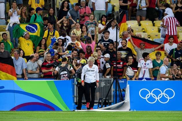 Rio 2016, Fußball, Damen, Deutschland ist Olympiasieger Trainerin Silvia Neid (GER) geht von den Fans im Finale bei den olympischen Sommerspiele 2016 am 19.08.2016, Rio de Janeiro Copyright: xSchülerx xEibner-Pressefotox EP_jse