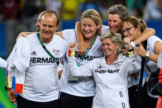 Bilder des Tages - SPORT Rio 2016, Fußball, Damen, Deutschland ist Olympiasieger Das Betreuerteam um Trainerin Silvia Neid (GER) feiert den Sieg im Finale bei den olympischen Sommerspiele 2016 am 19.08.2016, Rio de Janeiro Copyright: xSchülerx xEibner-Pressefotox EP_jse