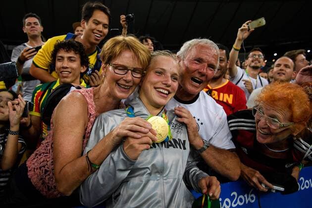 Rio 2016, Rückblick auf olympische Momente Bilder des Tages - SPORT Rio 2016, Fußball, Damen, Deutschland ist Olympiasieger Tabea Kemme (GER 12) mit ihren Eltern im Finale bei den olympischen Sommerspiele 2016 am 19.08.2016, Rio de Janeiro Copyright: xSchülerx xEibner-Pressefotox EP_jse