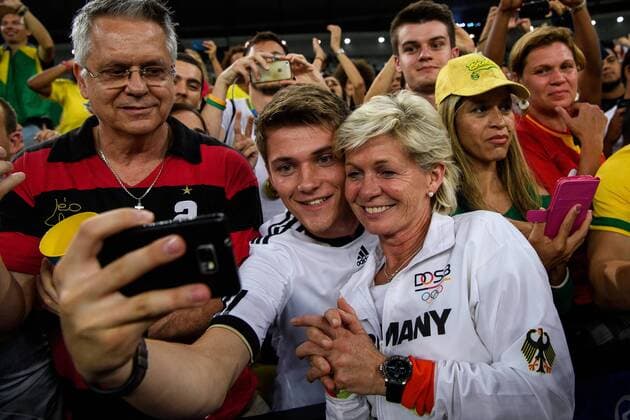 IMAGO Iconic Moments, Fußball - Frauen Rio 2016, Deutsche Medaillengewinner Rio 2016, Rückblick auf olympische Momente Bilder des Tages - SPORT Rio 2016, Fußball, Damen, Deutschland ist Olympiasieger Trainerin Silvia Neid (GER) macht ein Selphie mit einem Fan im Finale bei den olympischen Sommerspiele 2016 am 19.08.2016, Rio de Janeiro Copyright: xSchülerx xEibner-Pressefotox EP_jse