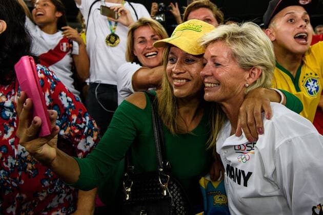 Rio 2016, Fußball, Damen, Deutschland ist Olympiasieger Trainerin Silvia Neid (GER) bei einem Selphie mit einem brasilianischem Fan im Finale bei den olympischen Sommerspiele 2016 am 19.08.2016, Rio de Janeiro Copyright: xSchülerx xEibner-Pressefotox EP_jse