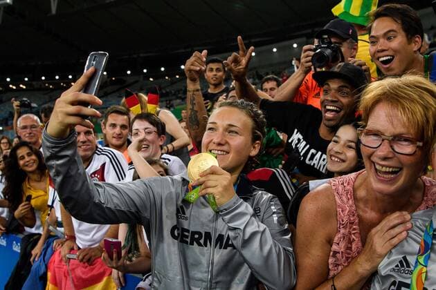 Rio 2016, Fußball, Damen, Deutschland ist Olympiasieger Tabea Kemme (GER 12) macht ein Selphie mit den Fans im Finale bei den olympischen Sommerspiele 2016 am 19.08.2016, Rio de Janeiro Copyright: xSchülerx xEibner-Pressefotox EP_jse