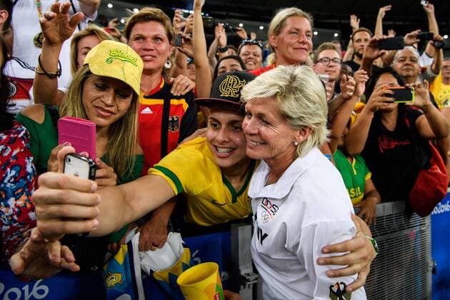 Rio 2016, Fußball, Damen, Deutschland ist Olympiasieger Trainerin Silvia Neid (GER) bei einem Selphie mit einem brasilianischem Fan im Finale bei den olympischen Sommerspiele 2016 am 19.08.2016, Rio de Janeiro Copyright: xSchülerx xEibner-Pressefotox EP_jse