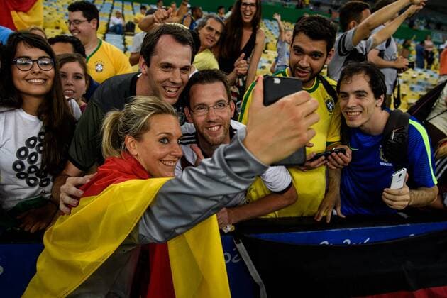 Rio 2016, Fußball, Damen, Deutschland ist Olympiasieger Lena Goessling (GER 8) bei einem Selphie mit den Fans im Finale bei den olympischen Sommerspiele 2016 am 19.08.2016, Rio de Janeiro Copyright: xSchülerx xEibner-Pressefotox EP_jse