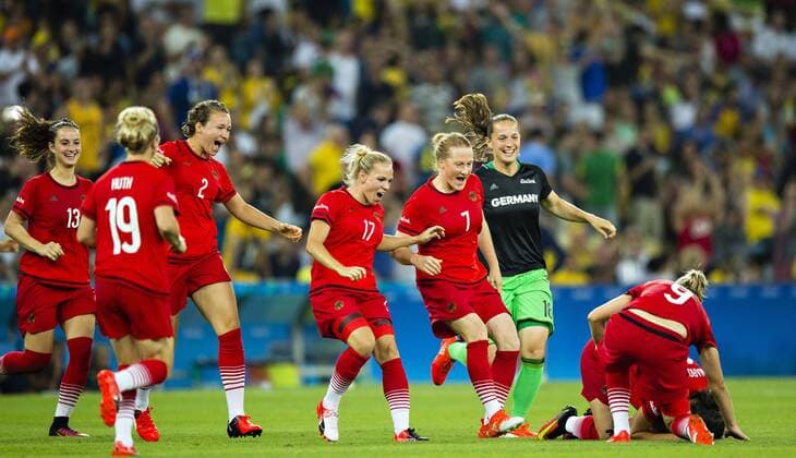 Rio 2016, Fußball, Damen, Deutschland ist Olympiasieger Rio de Janeiro, 19.08.2016, Olympia Deutscher Schlussjubel - Spielerinnen begraben MAROZSAN Dzsenifer KERSCHOWSKI Isabel, BEHRINGER Melanie Schweden - Deutschland mm