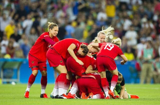 Rio 2016, Fußball, Damen, Deutschland ist Olympiasieger Rio de Janeiro, 19.08.2016, Olympia Deutscher Schlussjubel - Spielerinnen begraben MAROZSAN Dzsenifer Schweden - Deutschland mm