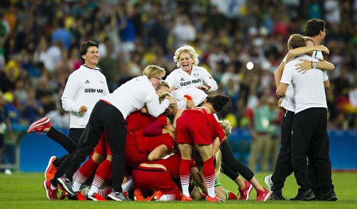 Rio 2016, Fußball, Damen, Deutschland ist Olympiasieger Rio de Janeiro, 19.08.2016, Olympia Jubeltraube: Trainerin NEID Silvia obenauf Schweden - Deutschland mm
