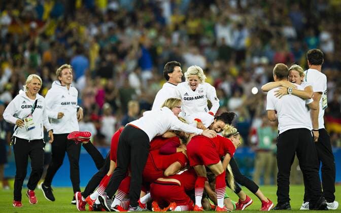 Rio 2016, Fußball, Damen, Deutschland ist Olympiasieger Rio de Janeiro, 19.08.2016, Olympia Jubeltraube: Trainerin NEID Silvia obenauf Schweden - Deutschland mm