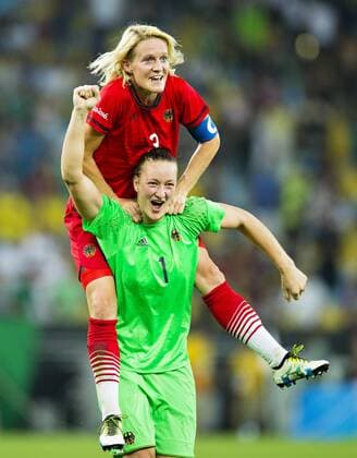 Rio 2016, Fußball, Damen, Deutschland ist Olympiasieger Rio de Janeiro, 19.08.2016, Olympia BARTUSIAK Saskia (C) springt auf die Schultern von SCHULT Almuth Schweden - Deutschland mm