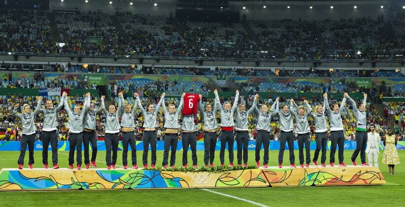 Rio 2016, Deutsche Medaillengewinner Rio 2016, Fußball, Damen, Deutschland ist Olympiasieger Rio de Janeiro, 19.08.2016, Olympia Deutsche Frauenmannschaft feiert den Olympiasieg Schweden - Deutschland mm