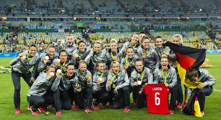 Rio 2016, Fußball, Damen, Deutschland ist Olympiasieger Rio de Janeiro, 19.08.2016, Olympia Deutsche Frauenmannschaft feiert den Olympiasieg Schweden - Deutschland mm