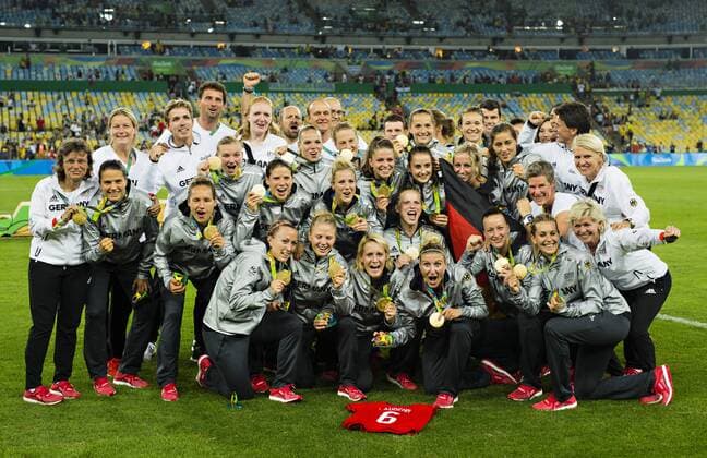 IMAGO Iconic Moments, Fußball - Frauen Rio 2016, Rückblick auf olympische Momente Themen der Woche - SPORT Bilder des Tages - SPORT Rio 2016, Fußball, Damen, Deutschland ist Olympiasieger Rio de Janeiro, 19.08.2016, Olympia Deutsche Frauenmannschaft um Trainerin Silvia Neid feiert den Olympiasieg Schweden - Deutschland mm