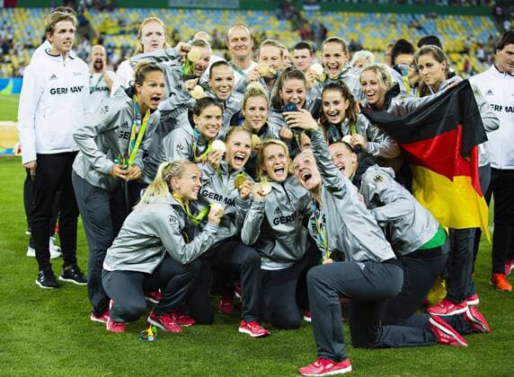 Rio 2016, Deutsche Medaillengewinner Rio 2016, Fußball, Damen, Deutschland ist Olympiasieger Rio de Janeiro, 19.08.2016, Olympia Deutsche Frauenmannschaft feiert den Olympiasieg und machen ein Selfie Schweden - Deutschland mm