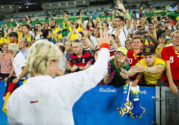 Rio 2016, Fußball, Damen, Deutschland ist Olympiasieger Rio de Janeiro, 19.08.2016, Olympia Silvia Neid bedankt sich die den Fans Schweden - Deutschland mm