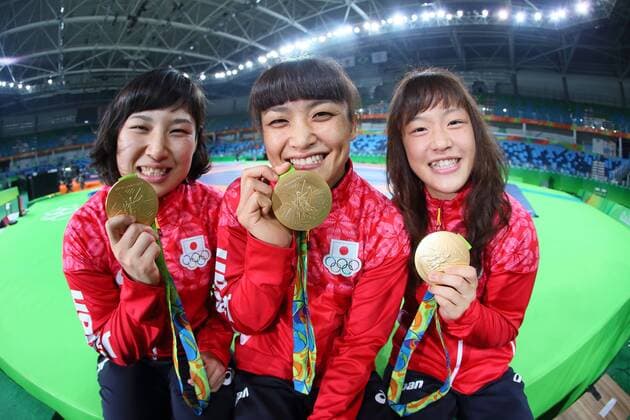 (L-R) Sara Dosho, Kaori Icho, Eri Tosaka (JPN), AUGUST 17, 2016 - Wrestling : Japanese gold medalists (L-R) Sara Dosho (women s freestyle 69kg), Kaori Icho (58kg) and Eri Tosaka (48kg) pose a photo session at Carioca Arena 2 during the Rio 2016 Olympic Games Olympische Spiele Olympia OS in Rio de Janeiro, Brazil. Noxthirdxpartyxsales  (vnoa001067)