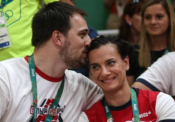 Rio 2016, Jelena Issinbajewa mit Ehemann Nikita Petinow beim Volleyball RIO DE JANEIRO, BRAZIL - AUGUST 19, 2016: Two time Olympic pole vault champion Yelena Isinbayeva with her husband Nikita Petinov watch the men s volleyball semifinal match between Russia and Brazil at the Rio 2016 Summer Olympic Games Olympische Spiele Olympia OS at Maracanazinho Arena. Brazil won the game 3-0. Valery Sharifulin TASS  TS02DF05