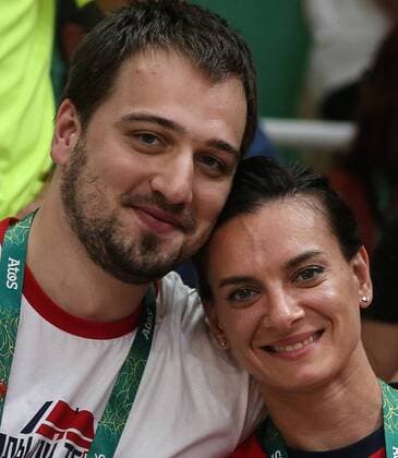 Rio 2016, Jelena Issinbajewa mit Ehemann Nikita Petinow beim Volleyball RIO DE JANEIRO, BRAZIL - AUGUST 19, 2016: Two time Olympic pole vault champion Yelena Isinbayeva with her husband Nikita Petinov watch the men s volleyball semifinal match between Russia and Brazil at the Rio 2016 Summer Olympic Games Olympische Spiele Olympia OS at Maracanazinho Arena. Brazil won the game 3-0. Valery Sharifulin TASS  TS02DF06