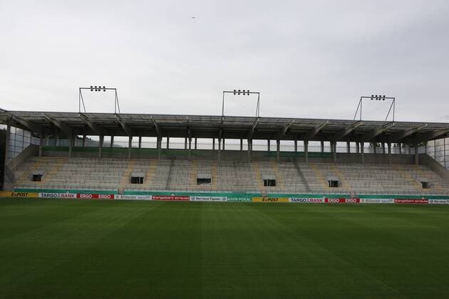 Fußball, Stadiongeschichte Kickers Offenbach 20.08.2016 Deutschland, Offenbach, Fussball, Sparda-Bank-Hessen-Stadion Regionalliga Süd Saison 2016 2017 Kickers Offenbach Offenbacher Kickers (OFC) vor dem Pokalspiel wird das Stadion zur Pokalarena hier die Bandewerbung mit den leeren Rängen