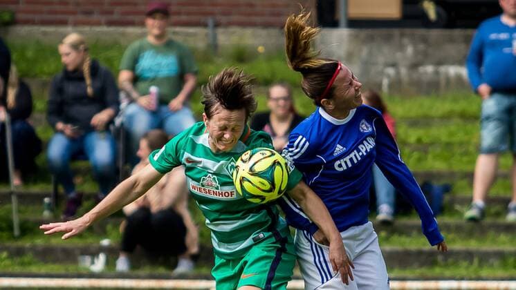 v.li.: Maren Wallenhorst (SV Werder Bremen, 25) und Dorit Evers (Holstein Kiel, 8) im Zweikampf, Duell, duel, tackle, Fussball, DFB-Pokal Frauen, Holstein Kiel - SV Werder Bremen, xdgx