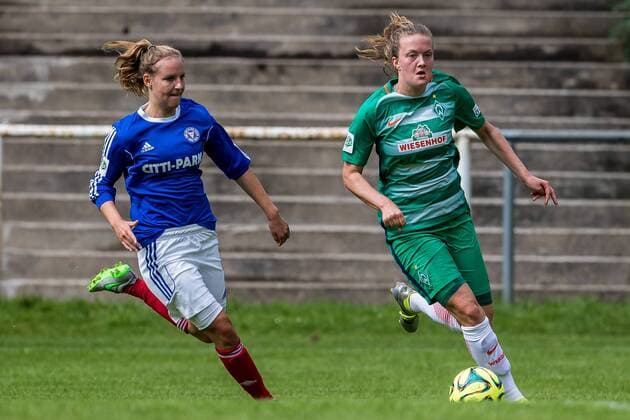 v.li.: Lea Melissa Möller (Moeller, Holstein Kiel, 20) und Stefanie Antonia Sanders (SV Werder Bremen, 20) im Laufduell, Fussball, DFB-Pokal Frauen, Holstein Kiel - SV Werder Bremen, xdgx